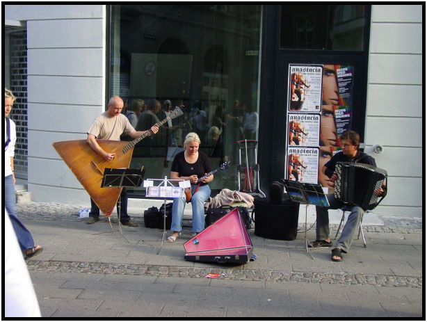 person: action: playing music : s-dsc023588.jpg