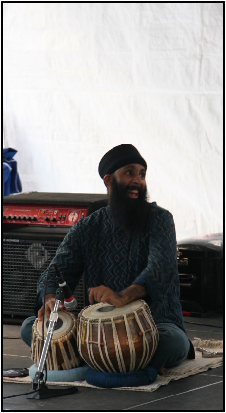 person: action: playing music : s-IMG_4605.jpg